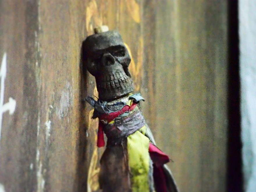 Palice kněze, kterou při předříkání modliteb bouchá do země, Kuba