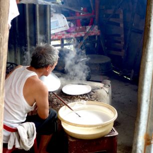 Příprava rýžových palačinek na páře, Vietnam
