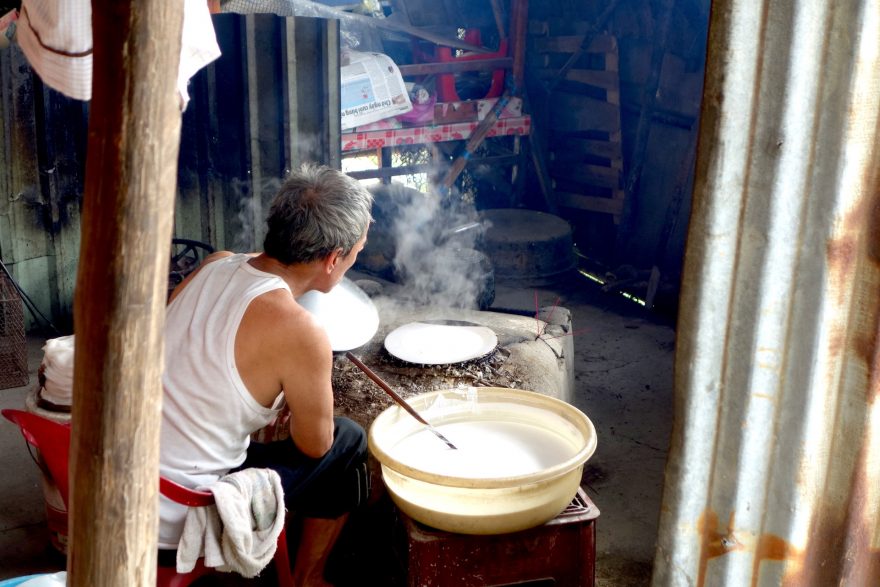 Příprava rýžových palačinek na páře, Vietnam