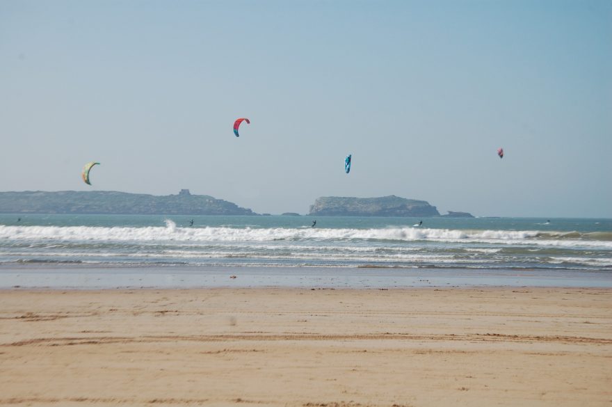 Pohled z pláže na moře s kitery, Essaouira, Maroko