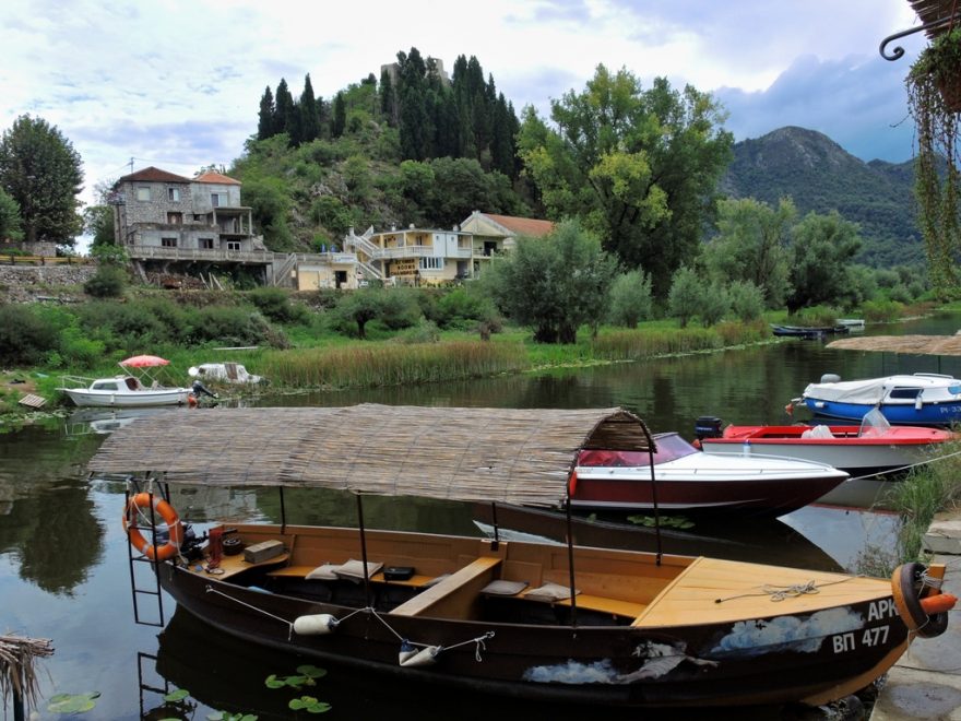 Kotvící lodě ve Virpazaru, Černá Hora