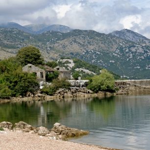 Pláž u kempu v Miruči, Černá Hora