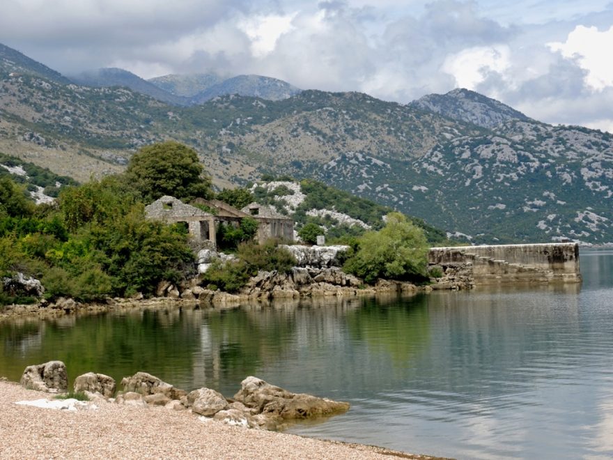 Pláž u kempu v Miruči, Černá Hora