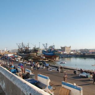 Rybí trh a rybářské lodě, Essaouira, Maroko