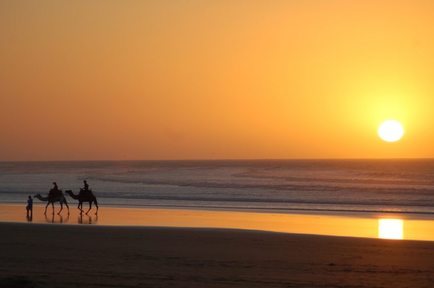 Západy Slunce jsou v Essaouira proslulé, Maroko