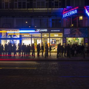 Fronta před kinem Lucerna, Jeden svět 2015