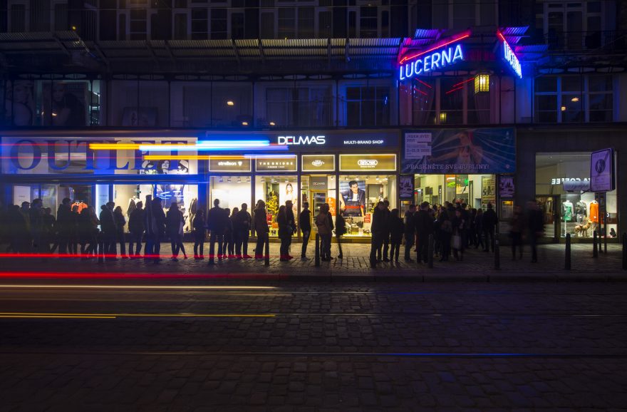 Fronta před kinem Lucerna, Jeden svět 2015