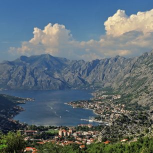 Výhled na zátoku Boka Kotorská, Černá Hora