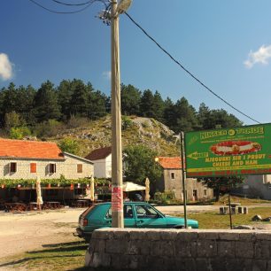 Reklamní poutače ve městě Lovčen, Černá Hora