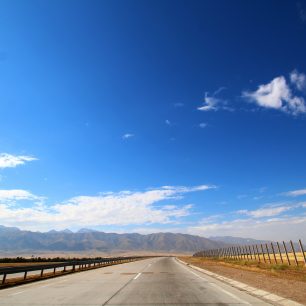 Na čtyřproudých asfaltkách se rychlost 90 kmh dodržovala těžko, Kyrgyzstán