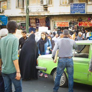 Přecházení ulice jako adrenalinový sport, Teherán, Írán 