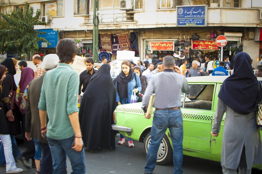 Přecházení ulice jako adrenalinový sport, Teherán, Írán 