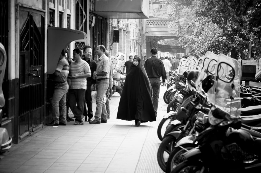 Zahalená žena, Teherán, Írán