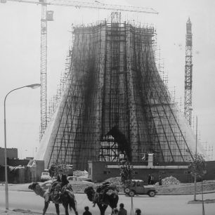 Věž Azadi během stavby, Teherán, Írán