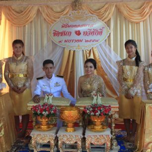 Do kalichu před svatebním párem je třeba vhodit peníze, Thajsko