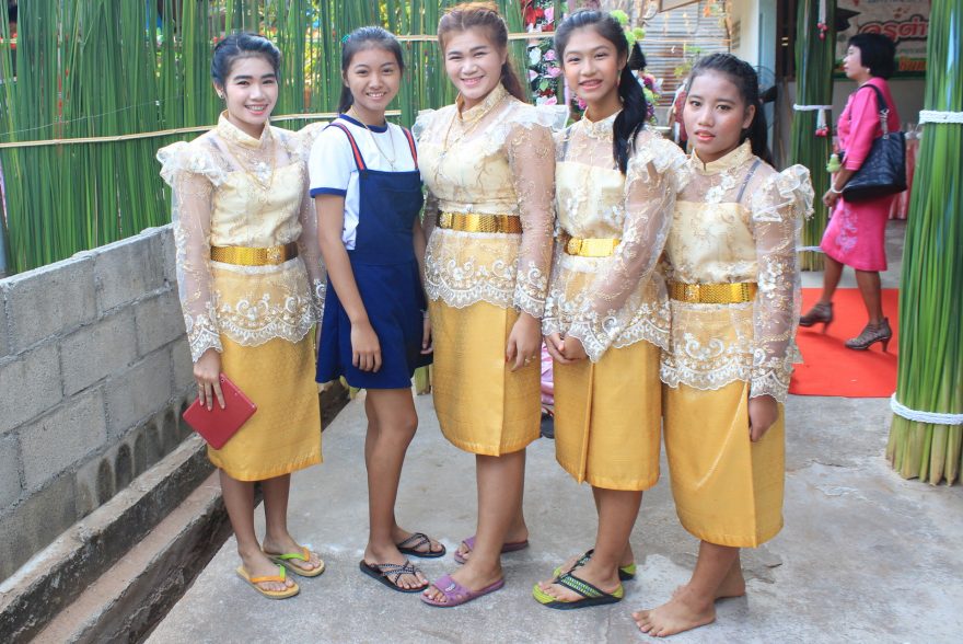 Družičky a rozestavěná zídka na pozadí, Thajsko