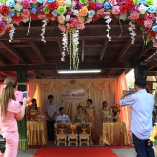 Než se ženich dostane k nevěstě, musí projít ozdobnou branou, Thajsko