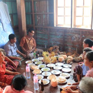 Ranní setkání rodin nad thajskými pokrmy