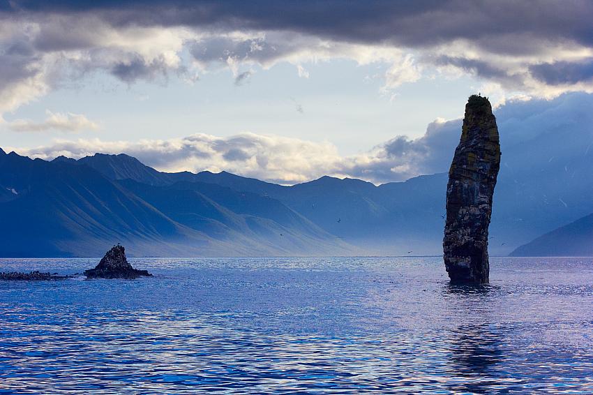 Skalní věž v oceánu, Kamčatka