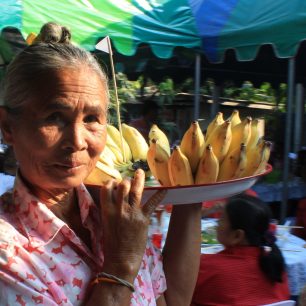 Tetička nese svatební dar - trs banánů, Thajsko