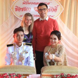 Ženich s nevěstou a dva návštěvníci z Čech, Thajsko