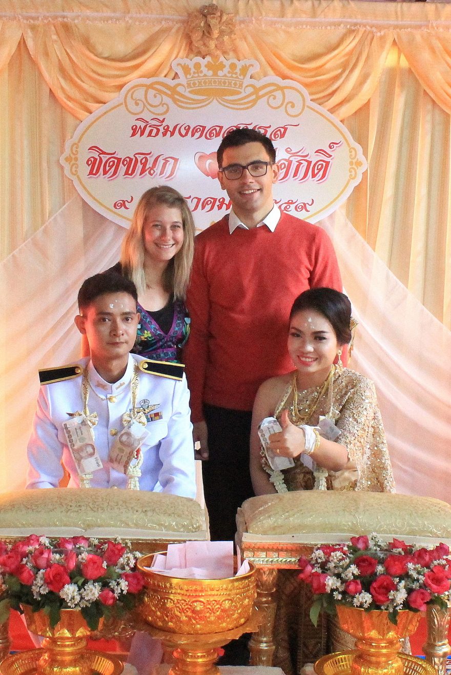 Ženich s nevěstou a dva návštěvníci z Čech, Thajsko