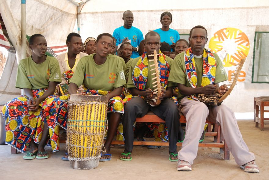 Divadelní skupinka, tábor Rhino, Arua, Uganda