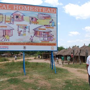 Hygienu propaguje i velký názorný banner, tábor Rhino, Arua, Uganda