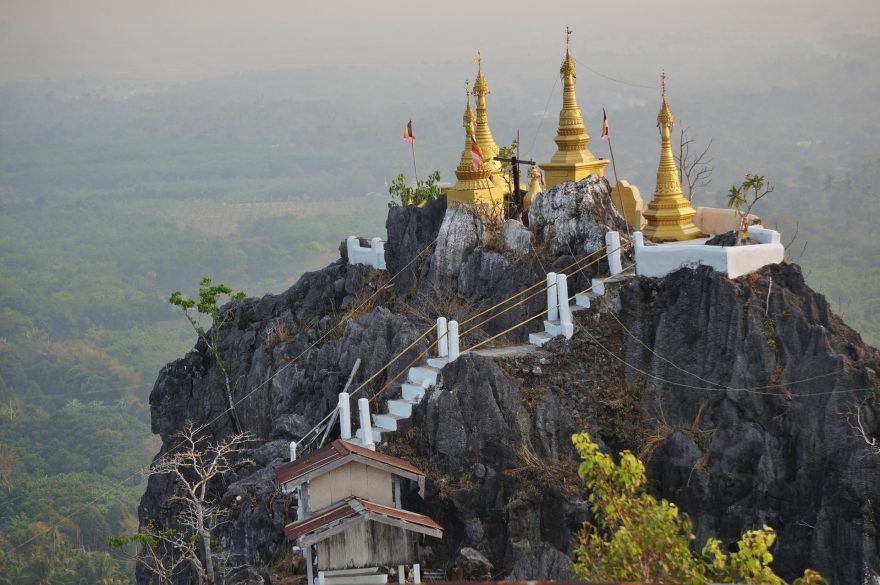 Zlaté pagody naleznete v oblasti Hpa An a Mawlamyine i na vrcholcích zdánlivě nepřístupných skal. Na snímku pagoda Kyauktalon Taung, Barma