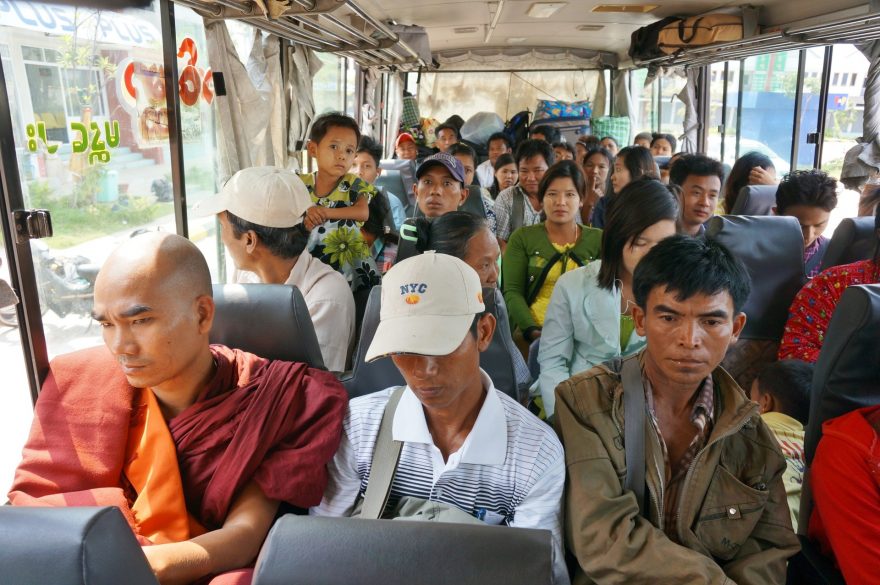 Barma vyžaduje zkušenějšího nebo aspoň odvážnějšího cestovatele než okolní země. Tak trochu jiná je tu doprava i stravování