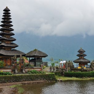Nádherný hinduistický chrám Pura Ulun Danu Bratan leží u stejnojmenného jezera pod neaktivní sopkou na Bali