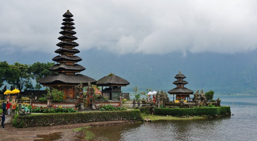 Nádherný hinduistický chrám Pura Ulun Danu Bratan leží u stejnojmenného jezera pod neaktivní sopkou na Bali