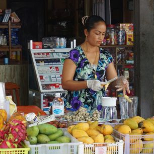 Vyberte si, jaký mix tropického ovoce vám chutná nejvíc, a za dolar můžete mít čerstvý džus, třeba z rambutanu, manga a dračího ovoce, Kambodža