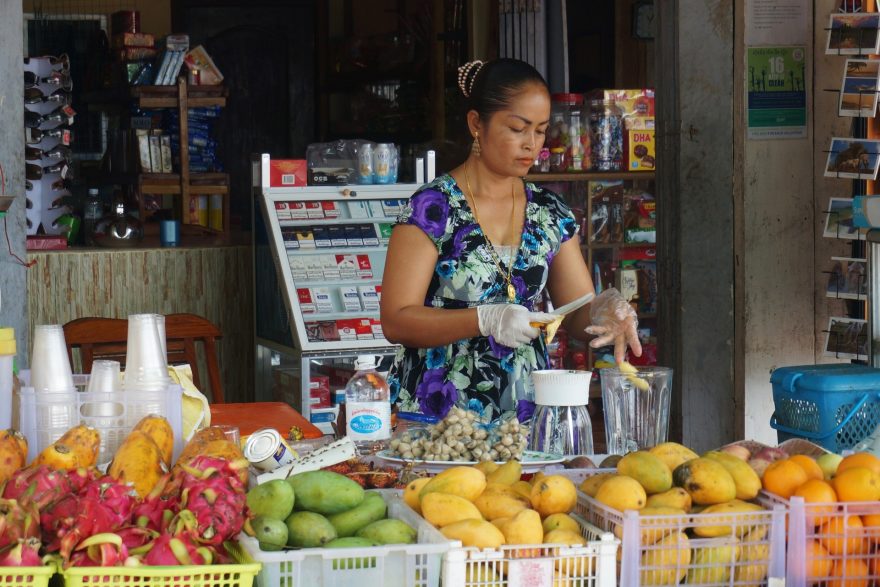 Vyberte si, jaký mix tropického ovoce vám chutná nejvíc, a za dolar můžete mít čerstvý džus, třeba z rambutanu, manga a dračího ovoce, Kambodža