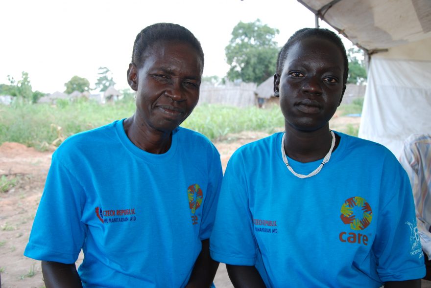Promotéři a promotérky hygieny vysvětlují lidem v táboře, jak předcházet nemocem, tábor Rhino, Arua, Uganda
