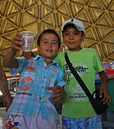 Uzbečtí chlapci poprosili o foto, Taškent, Uzbekistán