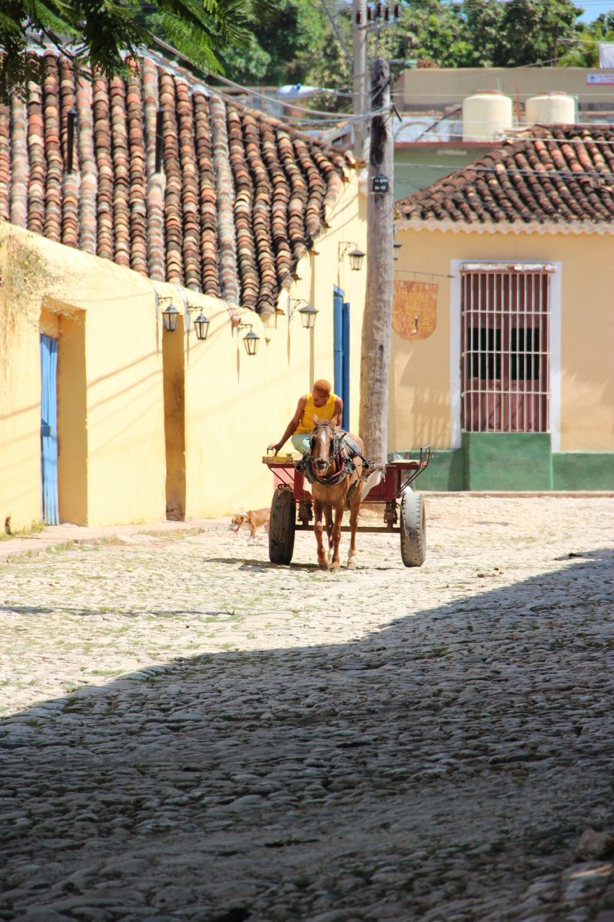 Široká dlážděná ulice v Trinidadu, Kuba