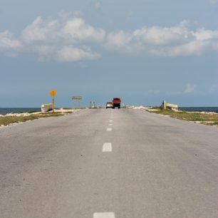 Některé ostrovy jsou spojeny s pevninou hrázemi, Cayo Coco, Kuba
