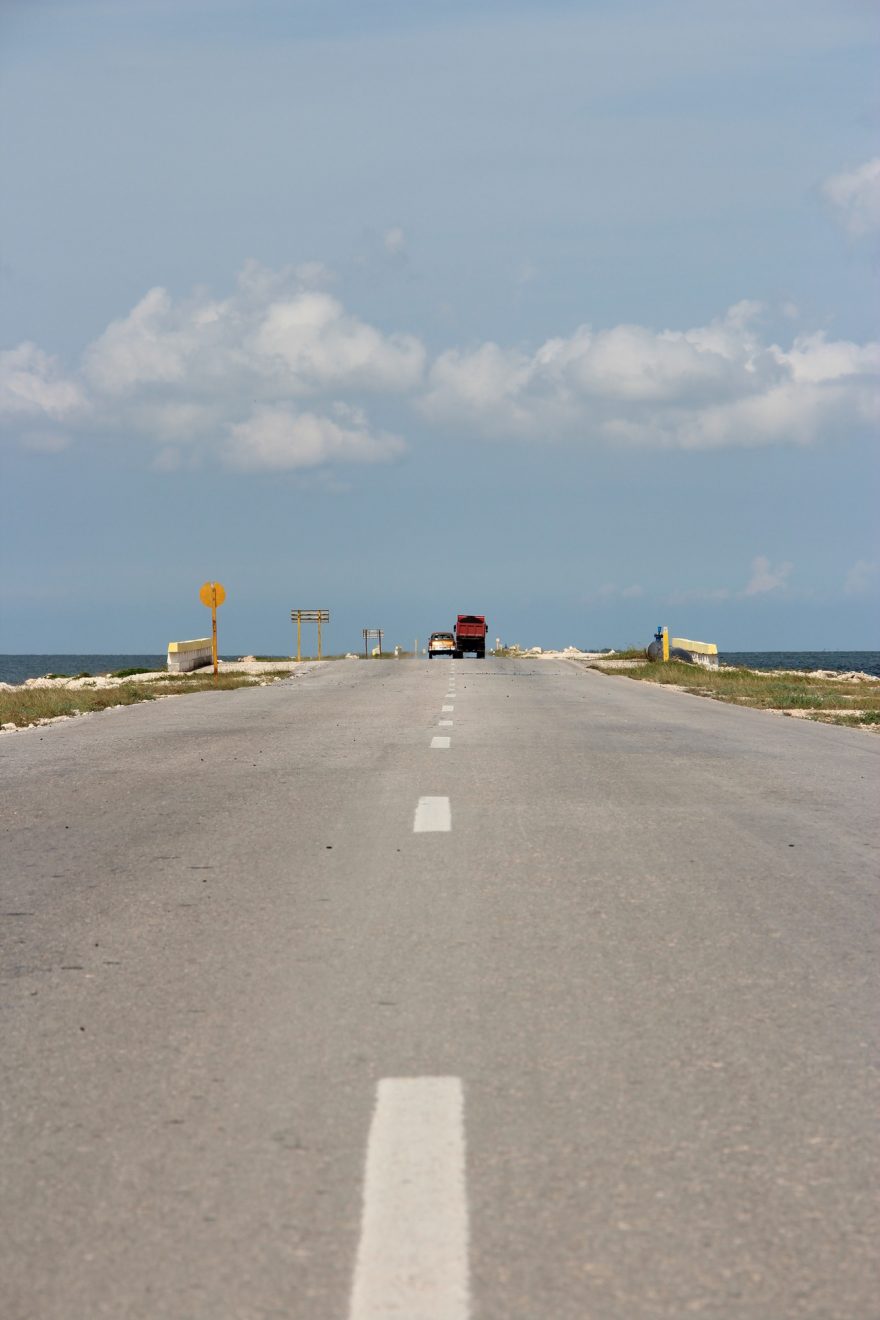 Některé ostrovy jsou spojeny s pevninou hrázemi, Cayo Coco, Kuba