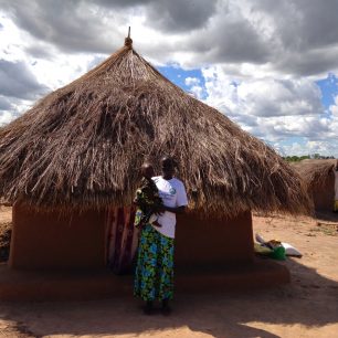 Tato matka samoživitelka pracuje pro CARE jako promotérka hygieny, tábor Rhino, Arua, Uganda