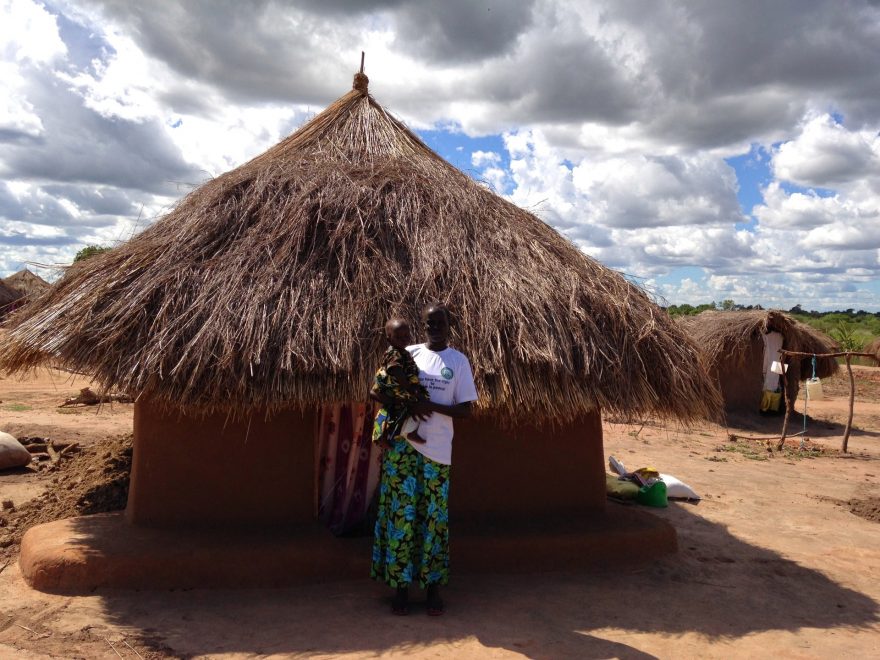 Tato matka samoživitelka pracuje pro CARE jako promotérka hygieny, tábor Rhino, Arua, Uganda