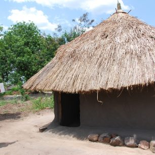 Tradiční domy jsou bez dveří, tábor Rhino, Arua, Uganda