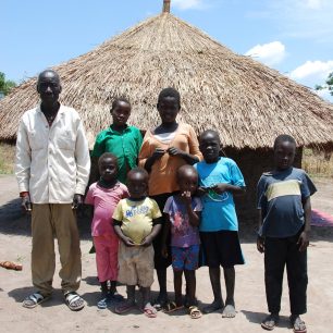 Ummar a jeho sedm vnoučat mají nyní kde bydlet, tábor Rhino, Arua, Uganda