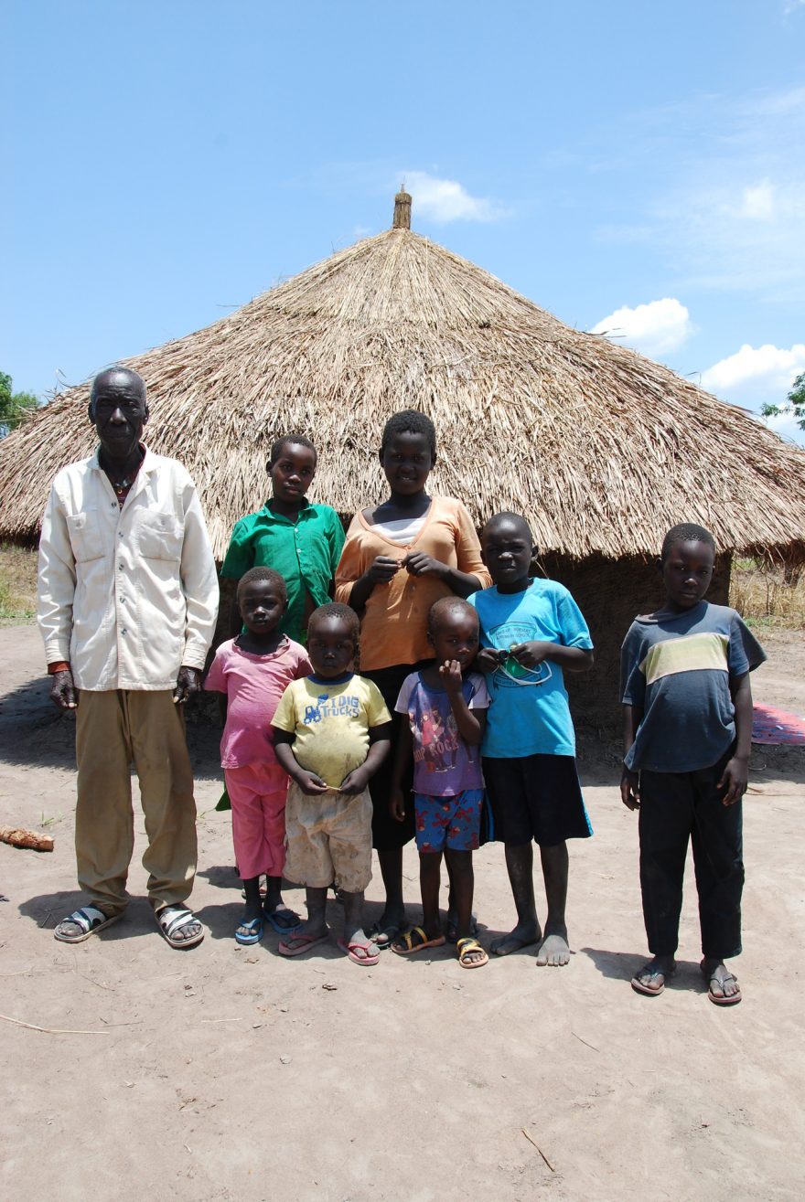 Ummar a jeho sedm vnoučat mají nyní kde bydlet, tábor Rhino, Arua, Uganda