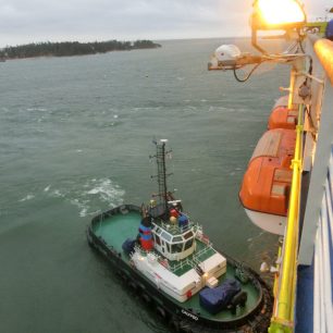 Remorkér směřuje loď správným směrem, Helsinky, Finsko