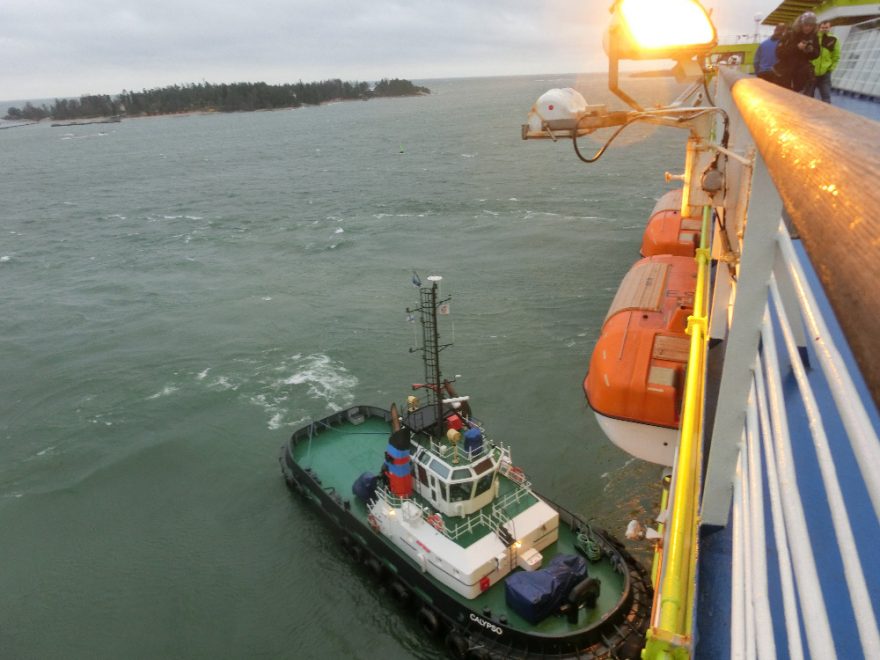 Remorkér směřuje loď správným směrem, Helsinky, Finsko