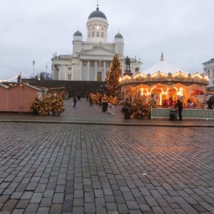 Senátní náměstí Sanaatintory s prohibičním vánočním trhem, Helsinky, Finsko