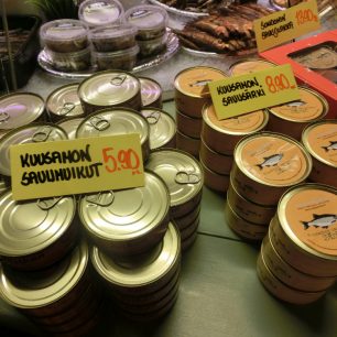 Tuňák a sušené ryby na trhu, Helsinky, Finsko