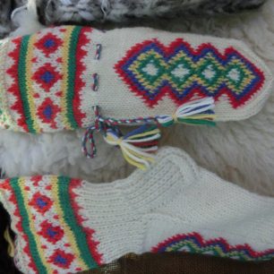 Pletené výrobky se sámskými barvami, Helsinky, Finsko