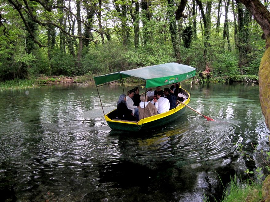 Projížďka na lodičce u kláštera Sveti Naum, Makedonie